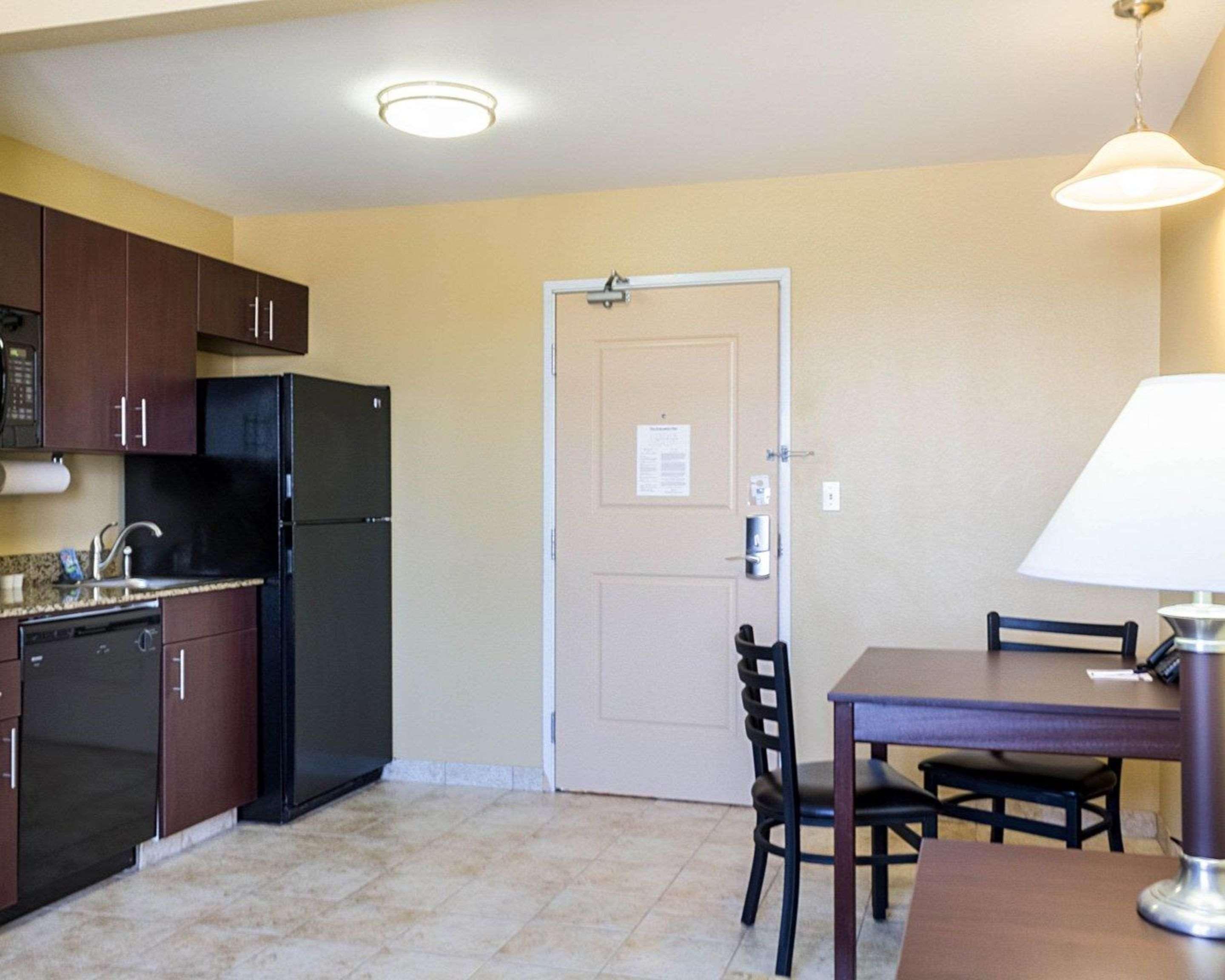 Mainstay Suites Minot Buitenkant foto