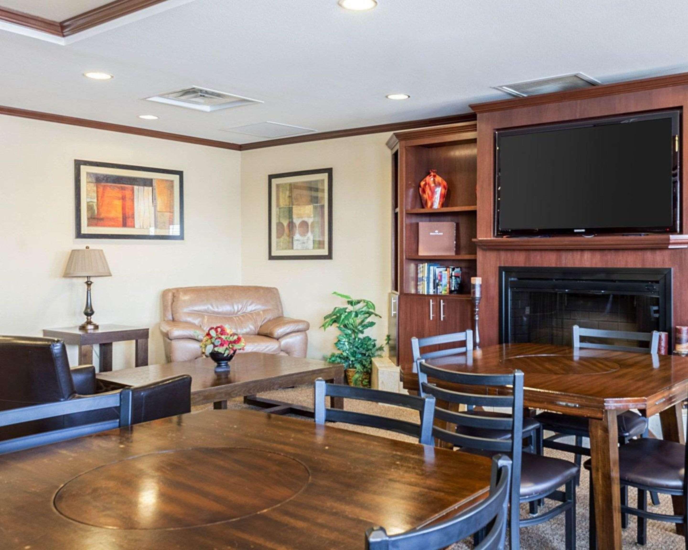 Mainstay Suites Minot Buitenkant foto